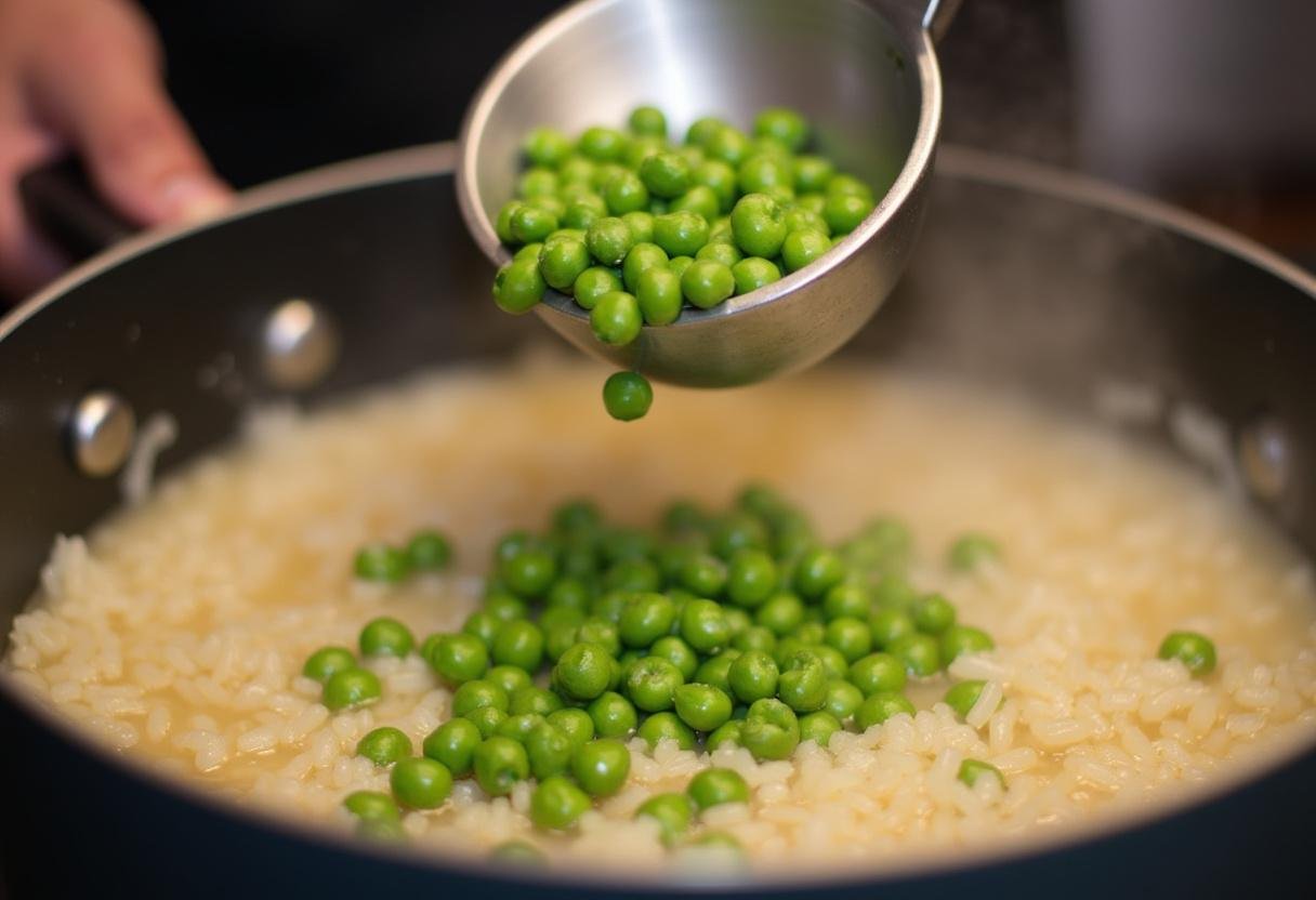 Caldo de galinha e ervilhas sendo adicionados ao risoto de bacon.